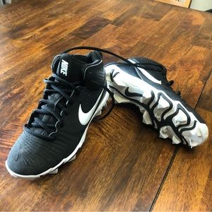 Nike Alpha Huarache Soccer Cleats, size 4.5 youth (SH02)